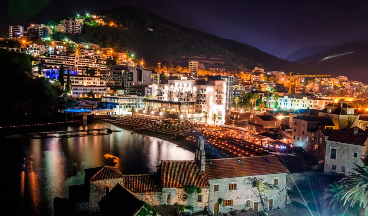 Lumières nocturnes à Budva