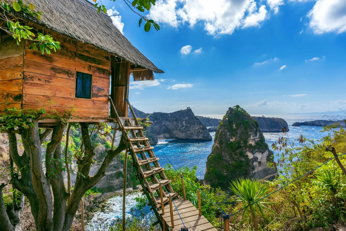 Cabane dans les arbres et plage Diamond a Nusa Penida, Bali