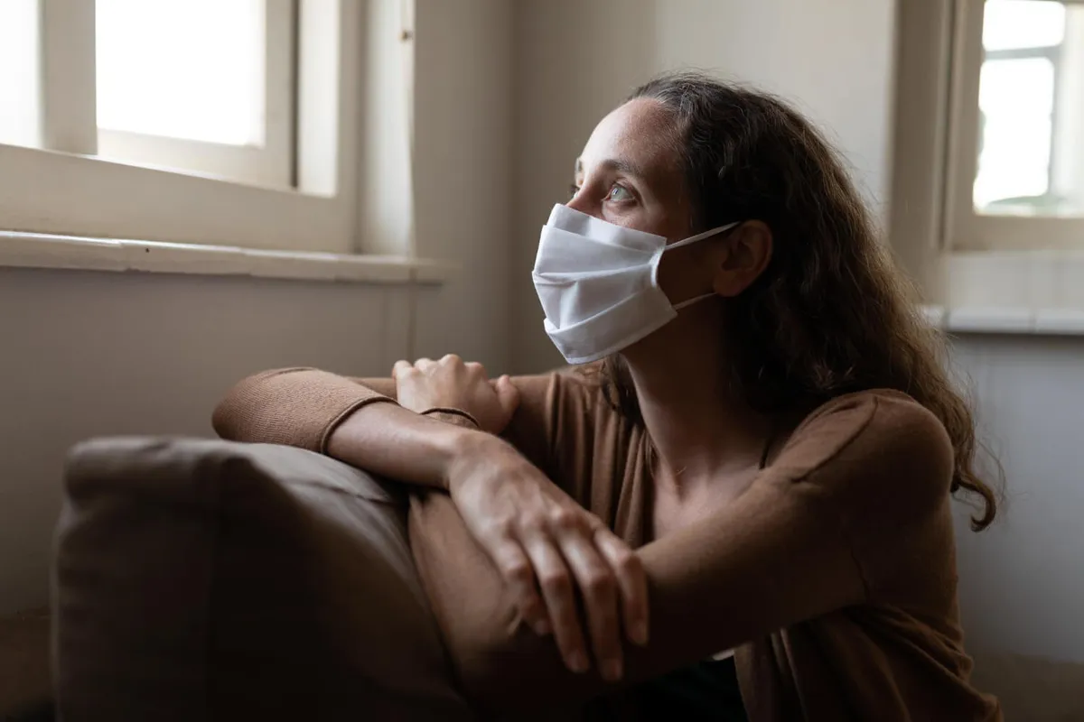 woman in anti-Covid mask